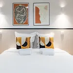 Elegant 2 Air-conditioned Bedrooms Close To Trocadero Apartment *