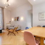 Elegant 2 Air-conditioned Bedrooms Close To Trocadero Apartment