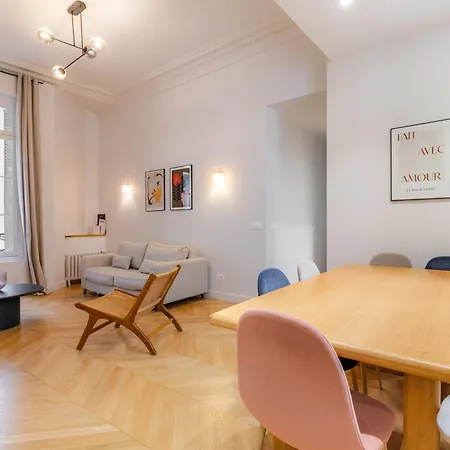 Elegant 2 Air-conditioned Bedrooms Close To Trocadero Apartmán