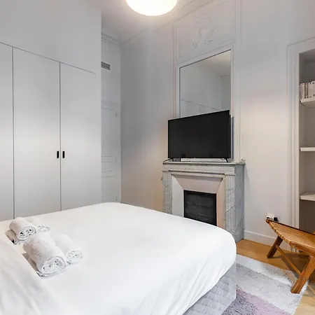 Elegant 2 Air-conditioned Bedrooms Close To Trocadero Apartmán *