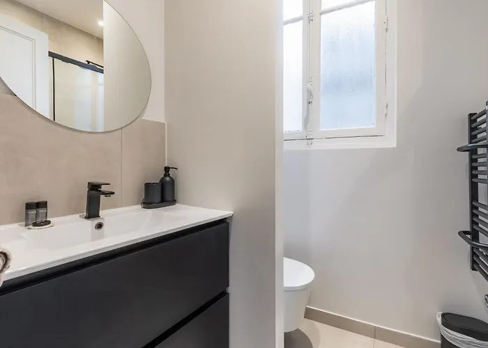 Elegant 2 Air-conditioned Bedrooms Close To Trocadero Lägenhet